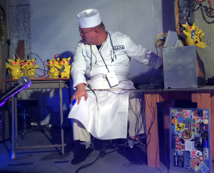 よんまちゃんのライブ姿